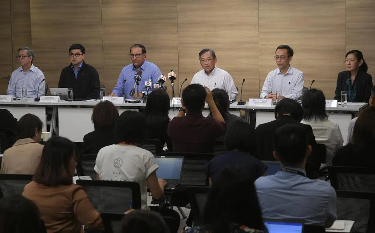  通讯及新闻部和卫生部上周五（20日）联合召开记者会公布黑客入侵事件的详情。左一是网络安全局局长许智贤，左三为通讯及新闻部长易华仁、左四为卫生部长颜金勇。（海峡时报） 