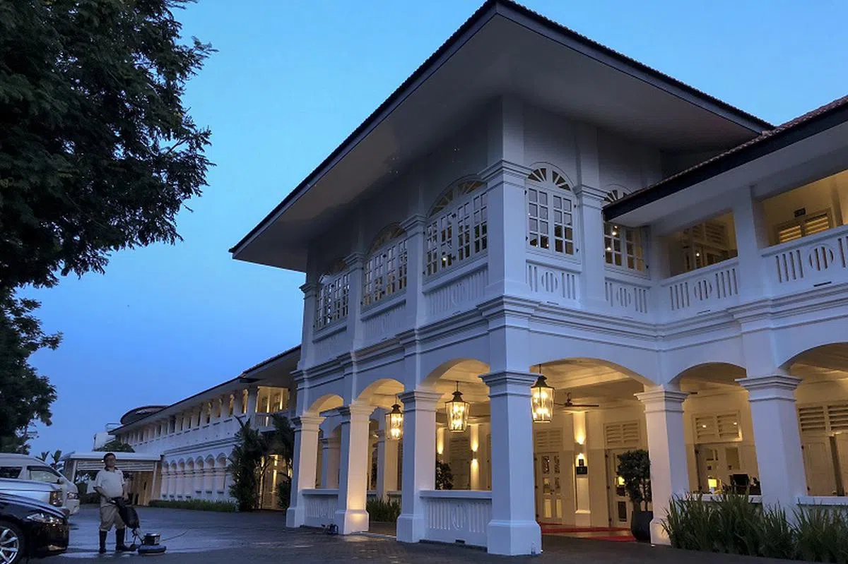  具有英殖民地庄园风格的嘉佩乐酒店大门。（欧洲新闻社） 