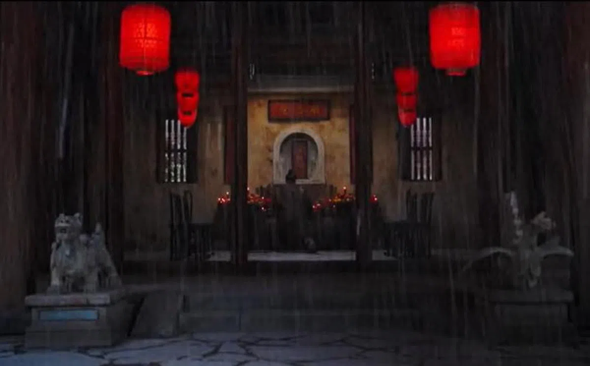  一盏盏出现在祠堂外的红灯笼。（电影预告片截图） 