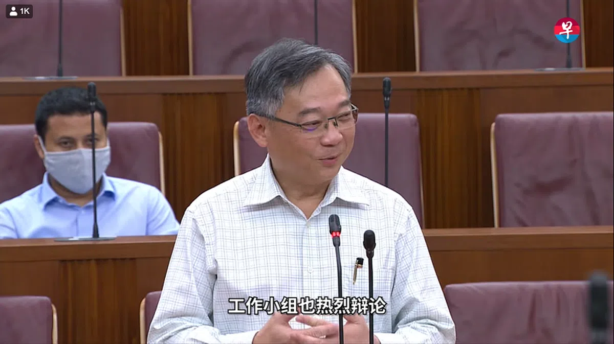  卫生部长颜金勇：部长抗疫小组在谈到中药店这个事项时，曾有一番“激烈的辩论”。（国会视频截图） 