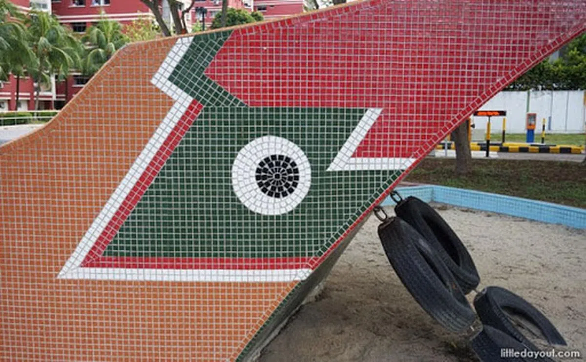  用不同颜色的锦砖在溜滑梯外层粘贴出一对眼睛的视觉效果。（littledayout） 