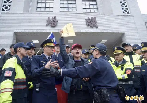 反年金改革人士坚持要交陈情书给立法院院长苏嘉全。（自由时报）
