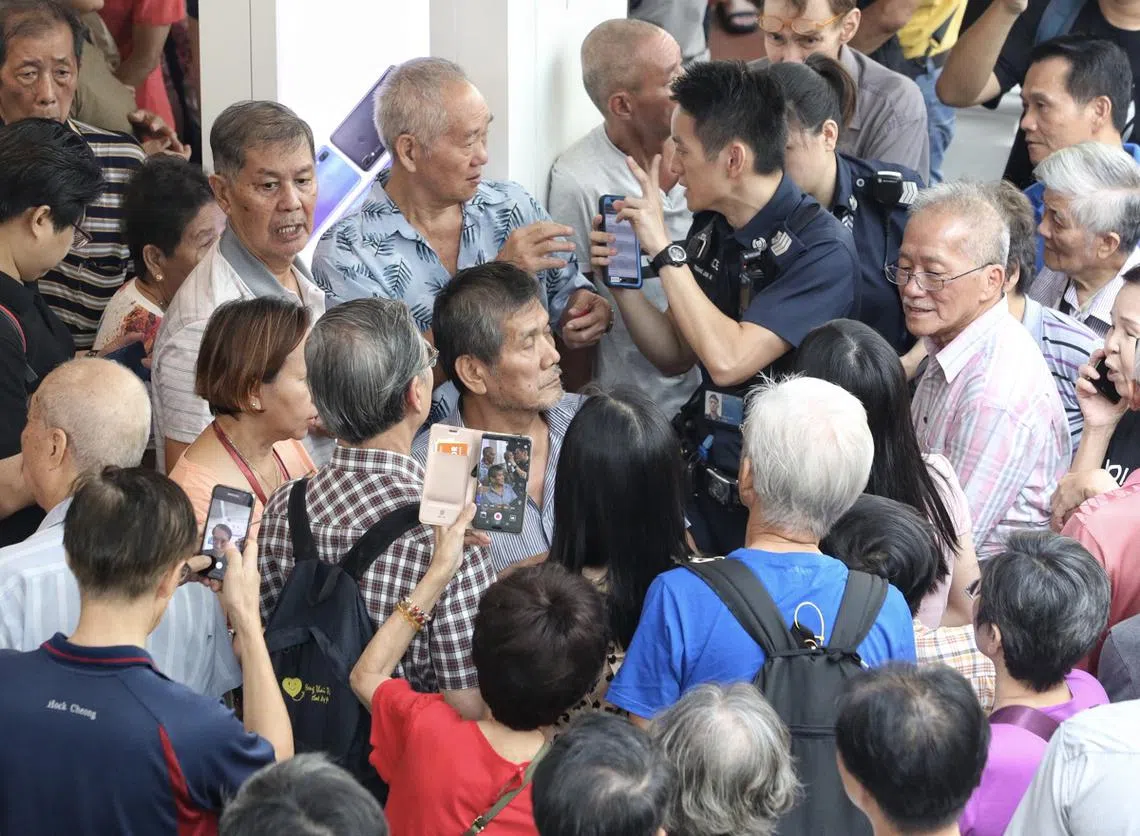 警察到场维持秩序。（新明日报）