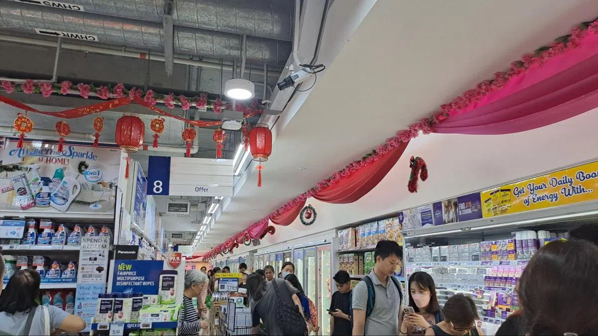 有种低调的装饰叫做：反正都可以用红色，那就左边庆农历新年，右边庆圣诞吧，省时省力。（红蚂蚁摄）