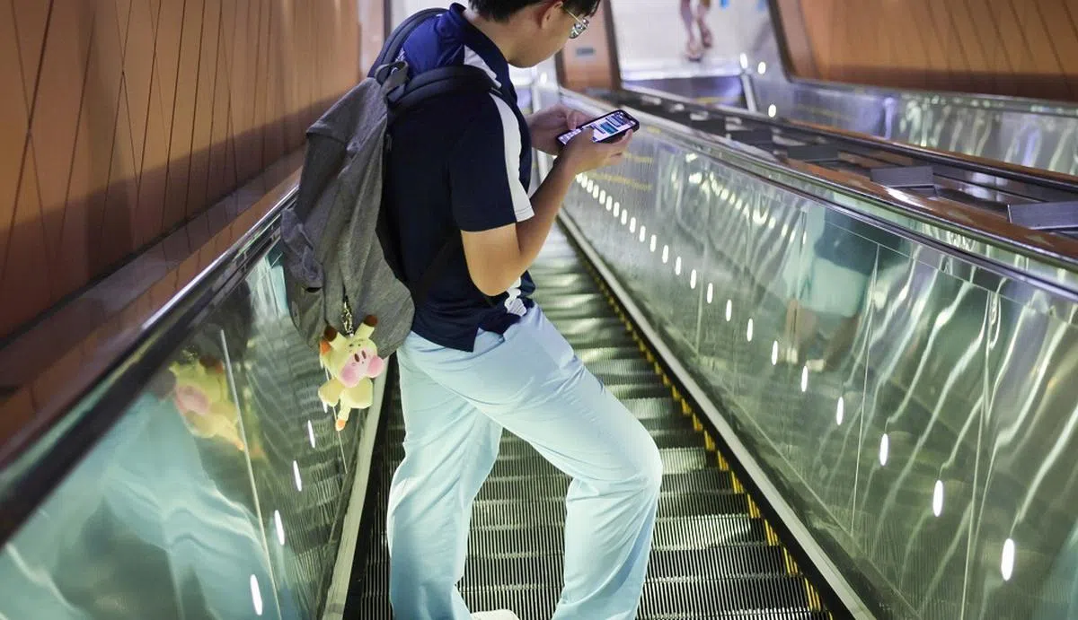 调查发现，75%的新加坡年轻人自认用手机传短信是他们和友人的主要沟通方式，只有四分之一倾向于打电话聊天。（海峡时报）