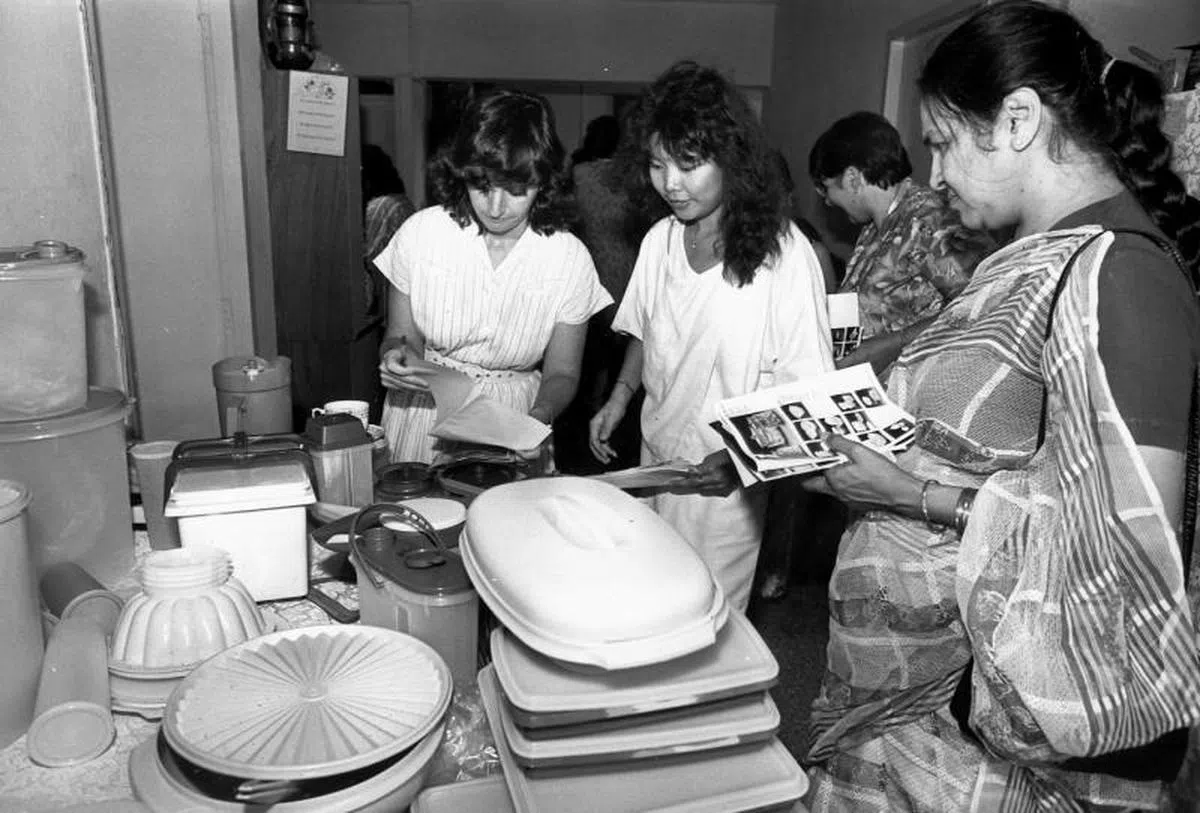 70年代新加坡的Tupperware派对。这在70年代可是非常盛行的家庭式行业，很受主妇欢迎。（海峡时报）