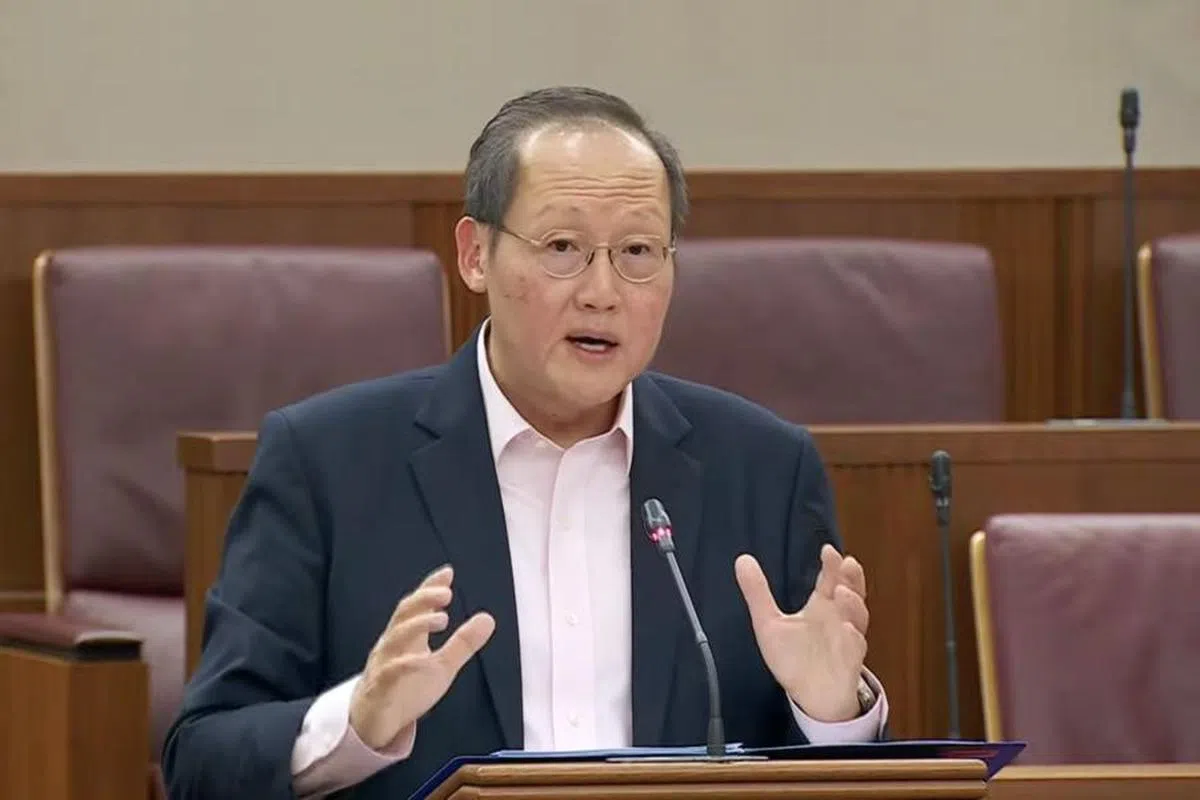 陈诗龙宣布当局将加严审核就业准证申请者的学历。（GOV.SG截图）