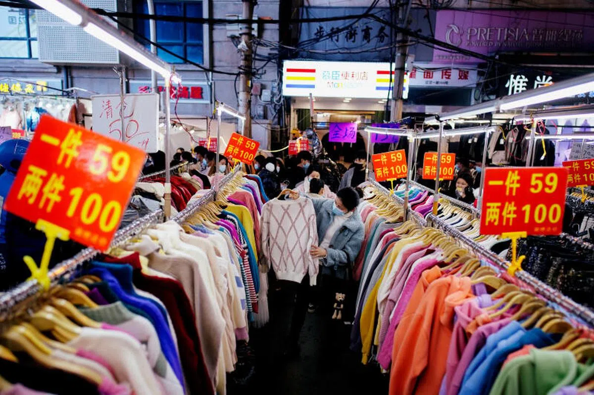  武汉夜市恢复以往部分买气，冬天来临，顾客纷纷添置保暖衣物。（路透社） 