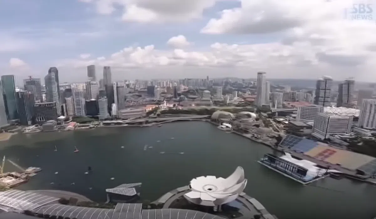  新加坡市区天际线。（朝鲜中央电视台纪录片截图） 