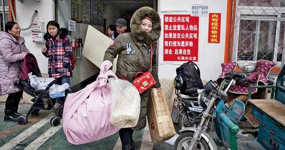 北京郊区18日一场导致19人死亡的大火之后，政府以安全整治之名迅速清拆安顿外来人口的贫民区。图为顿失住所的民众收拾行李搬离。（互联网）