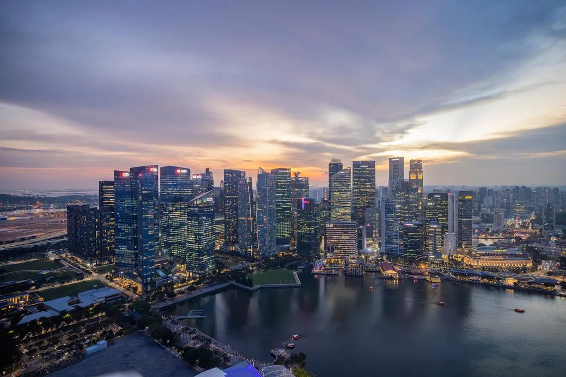 新加坡市中心的黄昏景致。（联合早报）