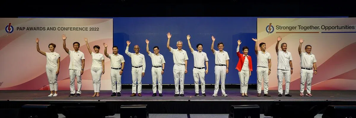 人民行动党选出第37届中央执行委员会，得票最高、直接入选新一届中委会的是卫生部长王乙康（左二起）、总理公署部长兼财政部第二部长和国家发展部第二部长英兰妮、国家发展部长李智陞、社会及家庭发展部长兼卫生部第二部长马善高、副总理兼经济政策统筹部长王瑞杰、李显龙总理、副总理兼财政部长黄循财、教育部长陈振声、永续发展与环境部长傅海燕、国会议长陈川仁、外交部长维文医生和内政部长兼律政部长尚穆根（不在图中）。通讯及新闻部长兼内政部第二部长杨莉明（左一）和文化、社区及青年部长兼律政部第二部长唐振辉（右一）获增补进中委会。（联合早报）