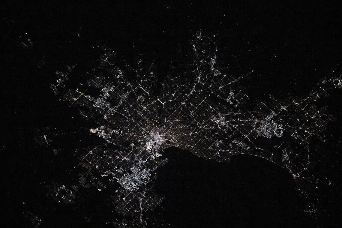 即使从外太空拍摄，还是仿佛能看到墨尔本大大小小的街道。摄于2024年10月9日，当地时间晚上9时41分。