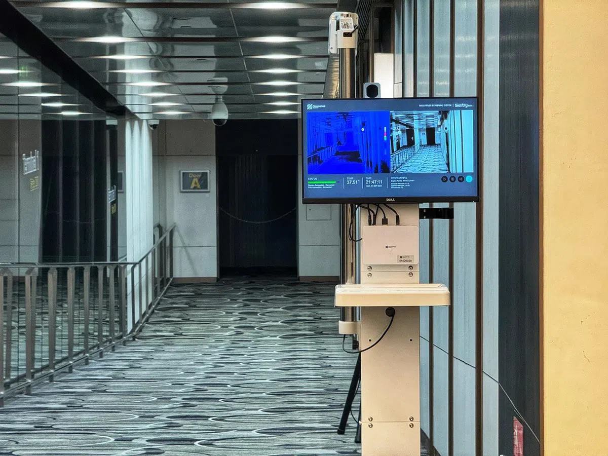 樟宜机场设立体温检测站，为来自有猴痘传播风险国家的旅客和机组人员进行体温和目视检测。（联合早报）