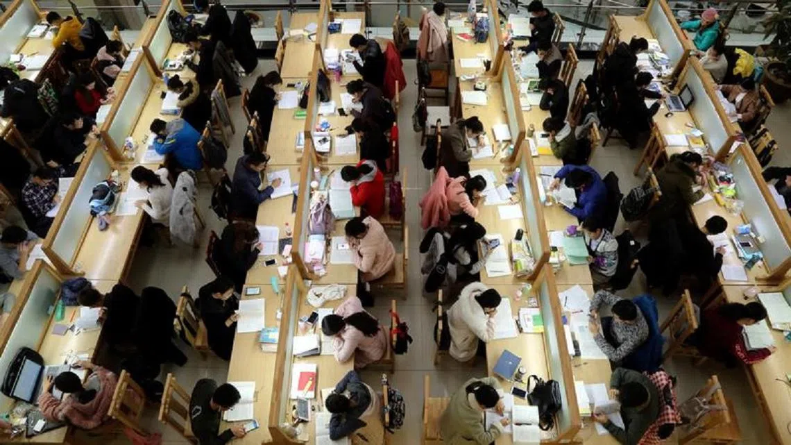 每天到大学图书馆“打卡”三次，才有零用钱拿。（中国日报）