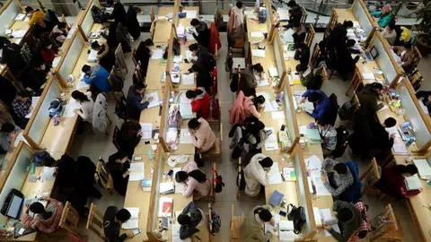 每天到大学图书馆“打卡”三次，才有零用钱拿。（中国日报）