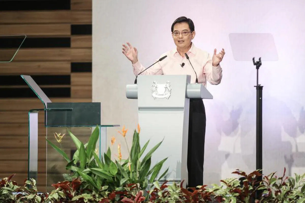  王瑞杰穿浅粉红色上衣亮相对话会。（联合早报） 