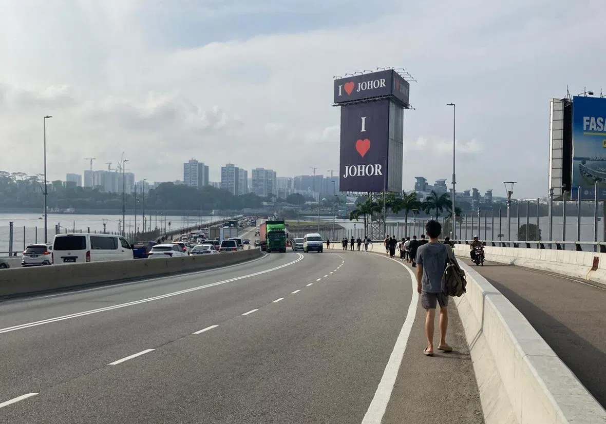 新柔长堤非常堵塞，不少越堤族今早选择步行越堤。