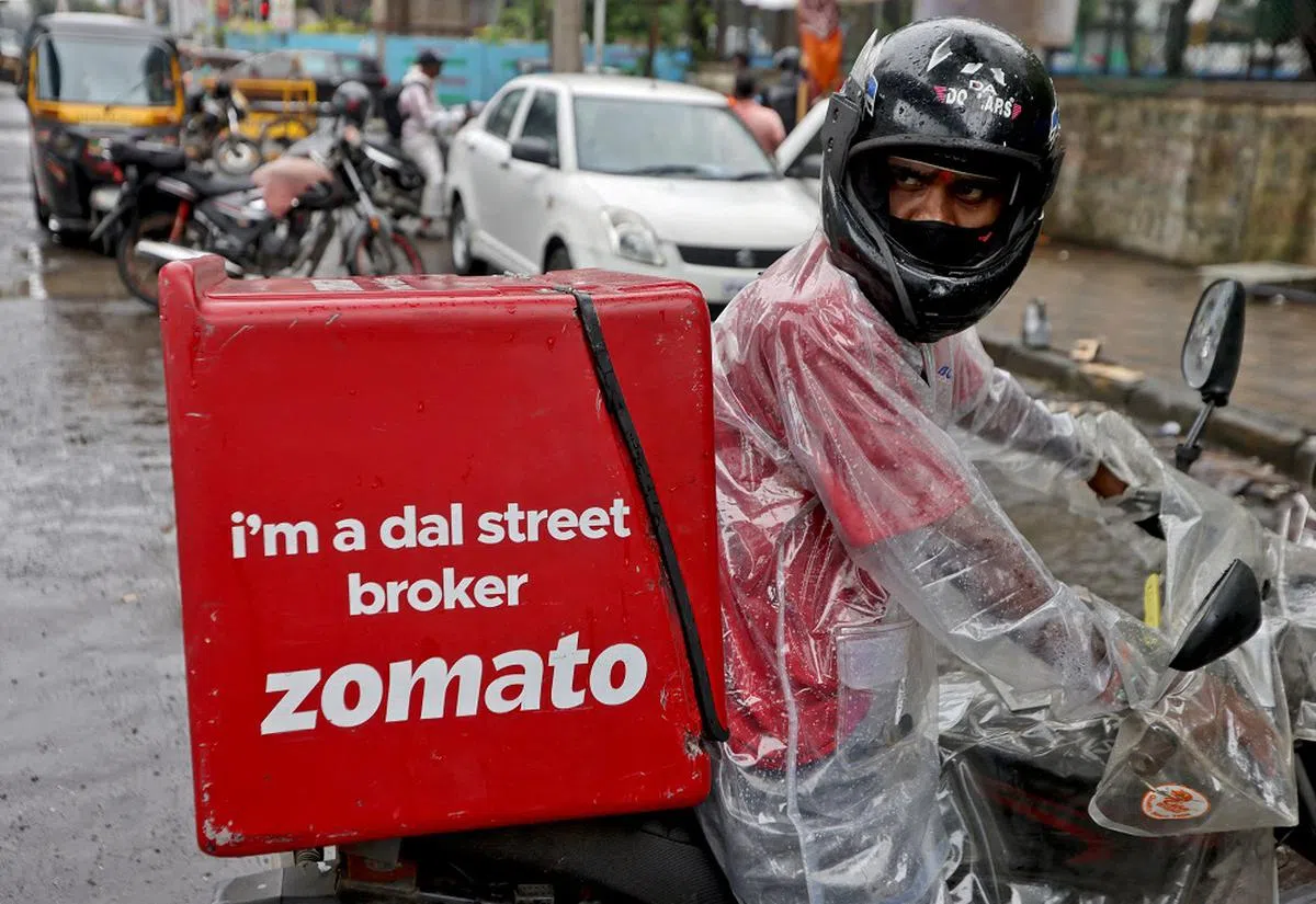 印度一家送餐应用平台Zomato打头阵，日前宣布将开辟一个专门从纯素食餐厅取餐，为素食顾客送餐的车队，不料引发争议。（路透社）