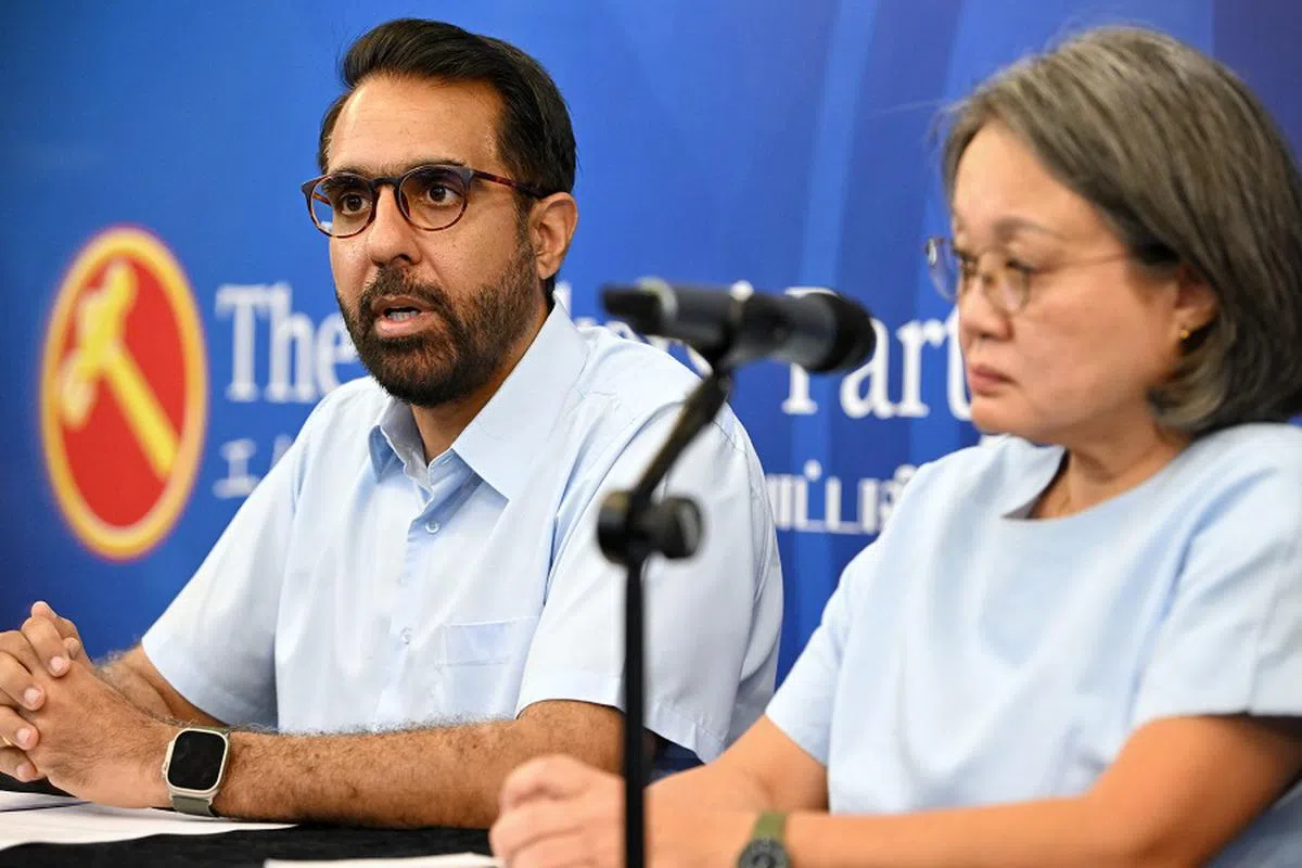 2023年7月19日，毕丹星和工人党主席林瑞莲在工人党总部召开记者会，宣布阿裕尼集选区议员贝理安和中委佘雪玲因发生婚外情而辞职退党。（海峡时报）