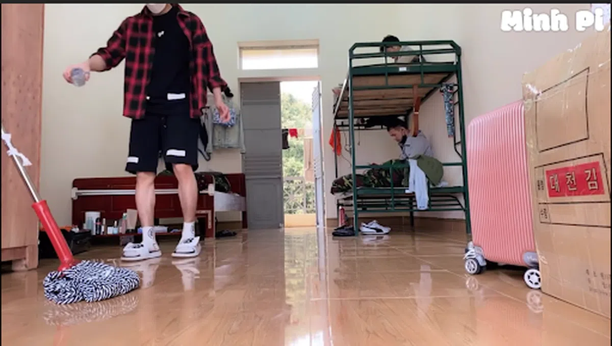  另一名网民的隔离视频日记Vlog，同样看到一个房间内有三个人入住。（Minh Pi视频截图） 