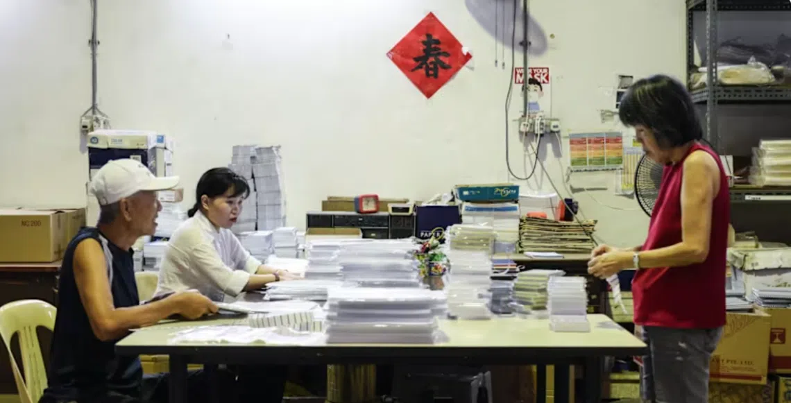 A’zone工厂的工人在手工包装产品。