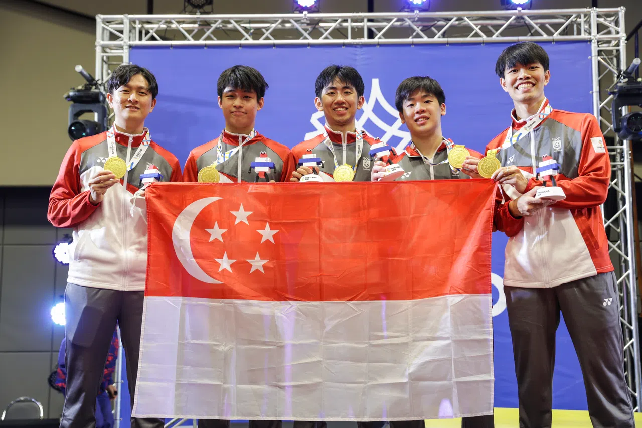 黎定龙（左二）是新加坡在本届东运会夺下乒乓男子团体金牌的成员之一。