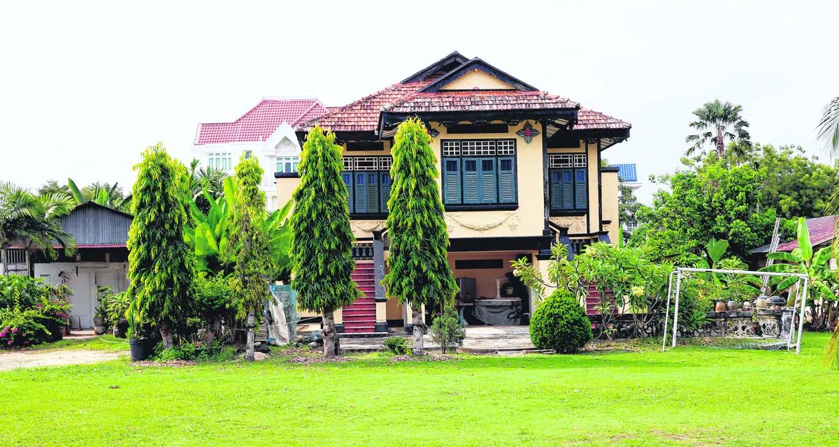  现在，这栋历史悠久的别墅终于一别之前的窘迫，换上了新衣服，涂上了黄色的油漆。（海峡时报） 