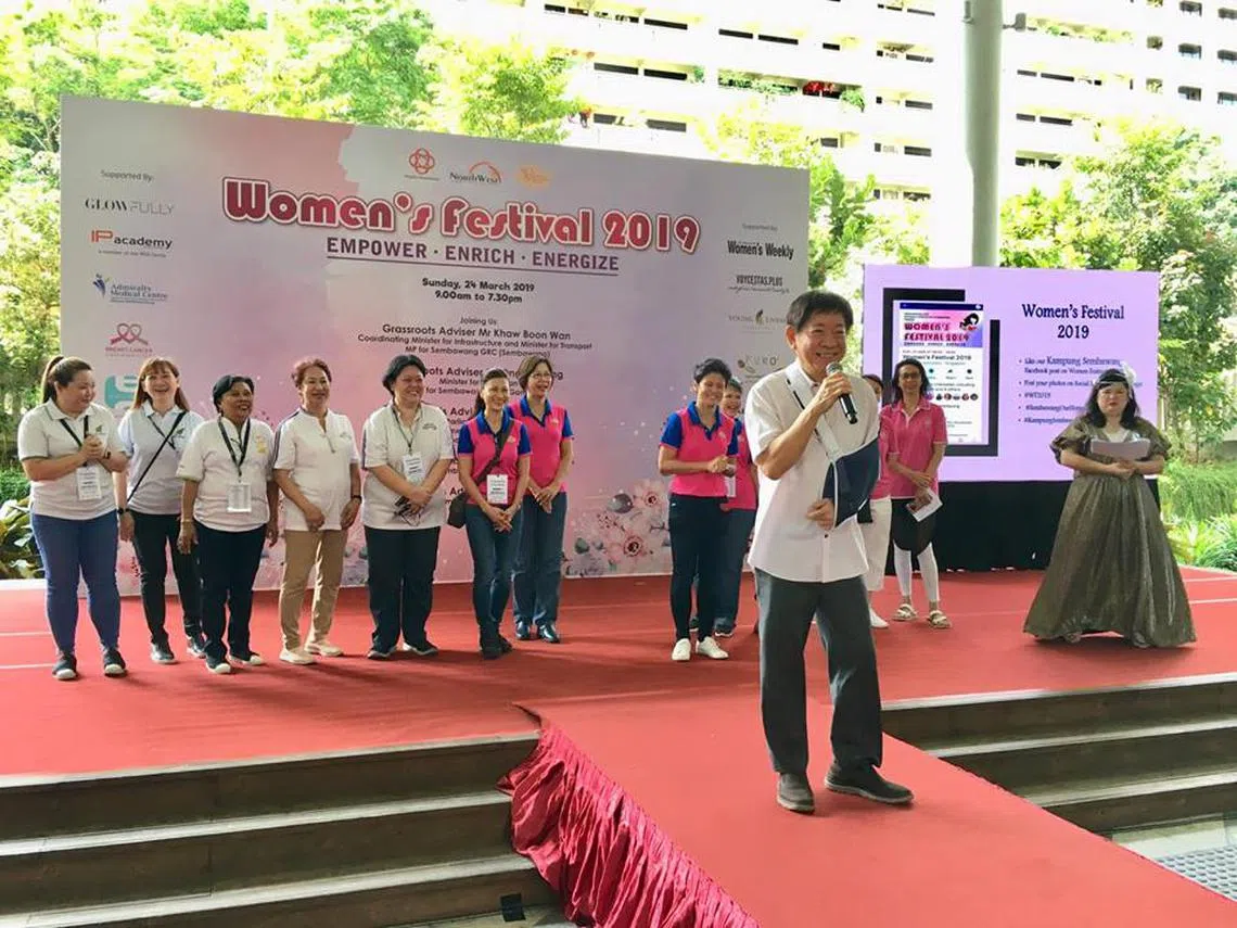 许文远部长跌倒骨折后，首次亮相妇女节活动。（取自许文远面簿）