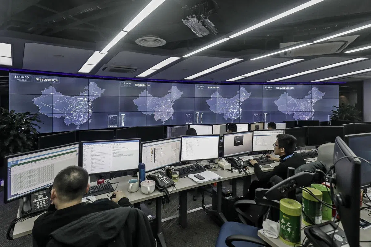  携程网等网站利用用户搜索记录、阅读的文章、购买的机票等大数据，分析用户旅行喜好及出行趋势等。（彭博社） 