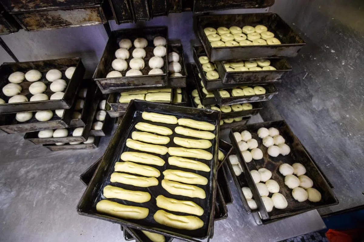  等待进入烤箱的面包胚。（新明日报） 