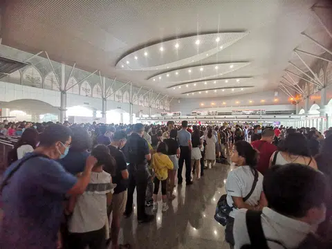 尽管并非假日，但今早的新山关卡依旧爆满。（Eddie Low脸书）