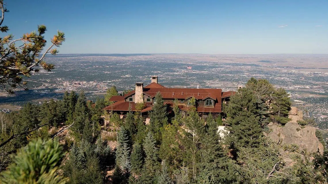 位于美国科罗拉多州的broadmoor酒店，它也有一间秘密别墅Cloud Camp，地点在离酒店大楼20分钟车程外的山顶上。（broadmoor）