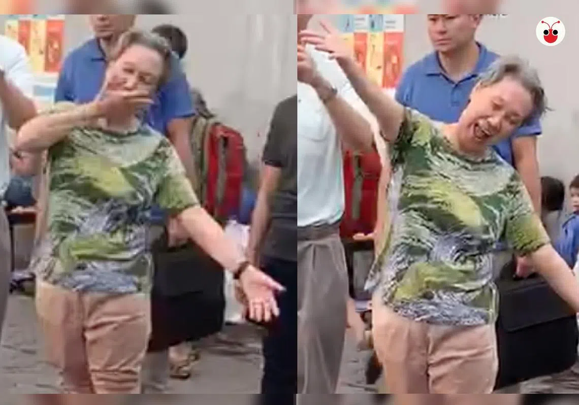 何晶笑不拢嘴地给了小女孩一个飞吻。（叶安琪制图）