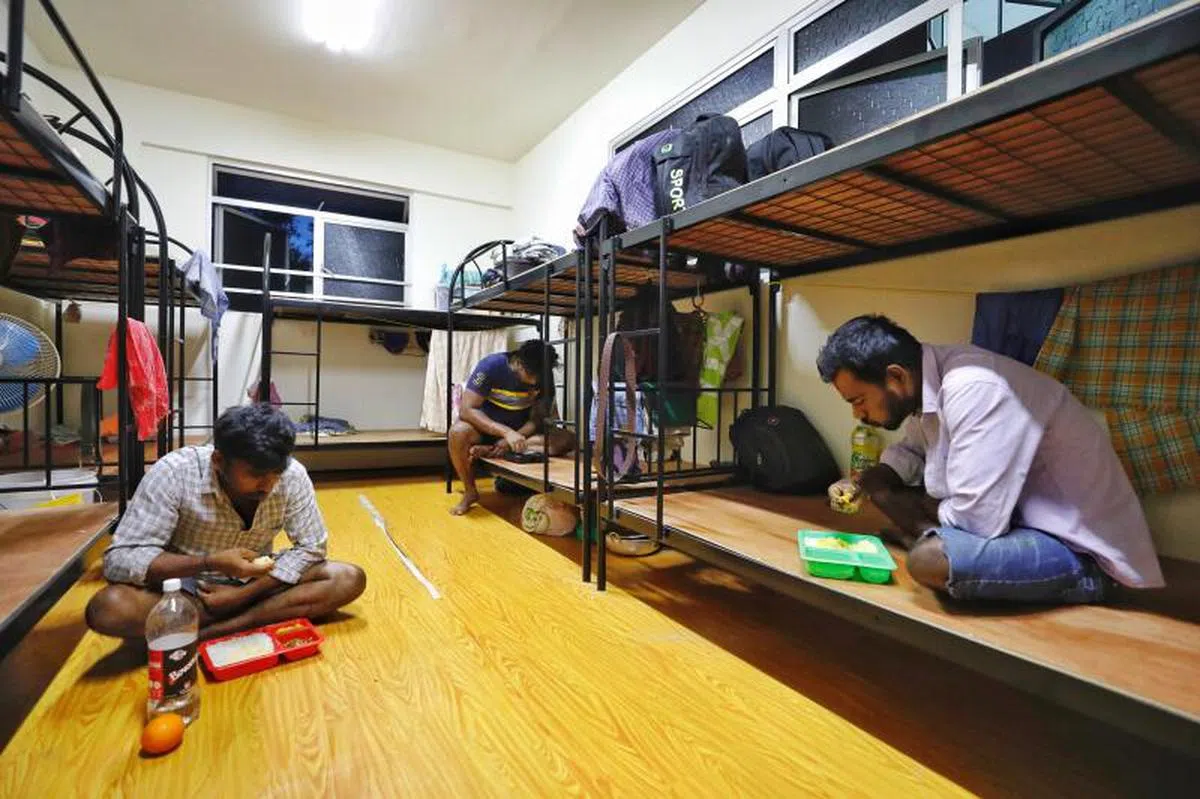  卓源东路的回利阁客工宿舍被列为隔离区，住在那里的客工都不准离开宿舍，他们在宿舍内领取三餐后，得回房用餐。（人力部提供） 