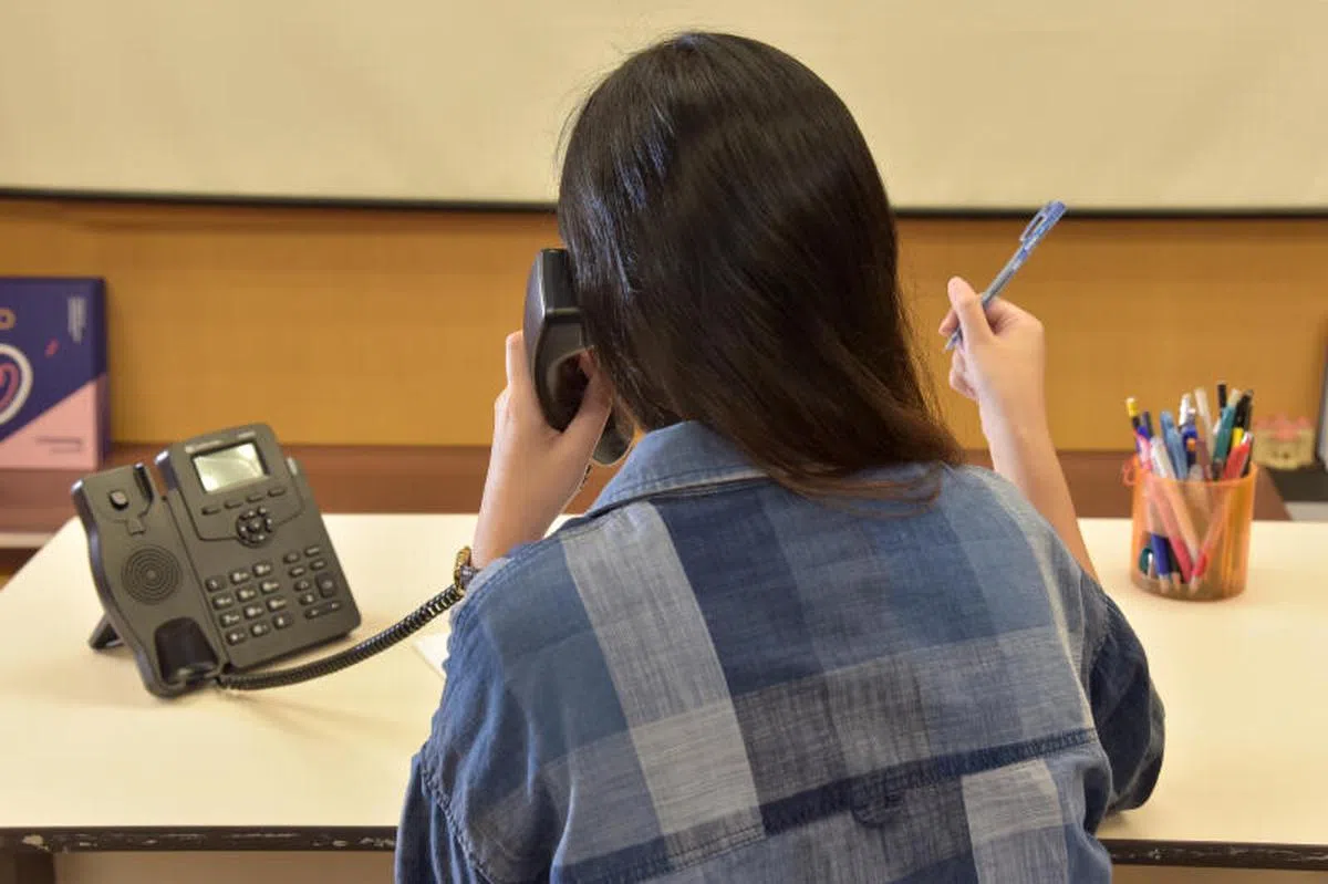  超过300名心理医生、辅导员、社工、精神科医生和公务员响应号召，成为新加坡援人协会的志愿者，帮忙接听该协会的援助热线，为有需要援助的人提供一个安全港湾倾诉心事，所有谈话内容都将保密。（联合早报示意图） 