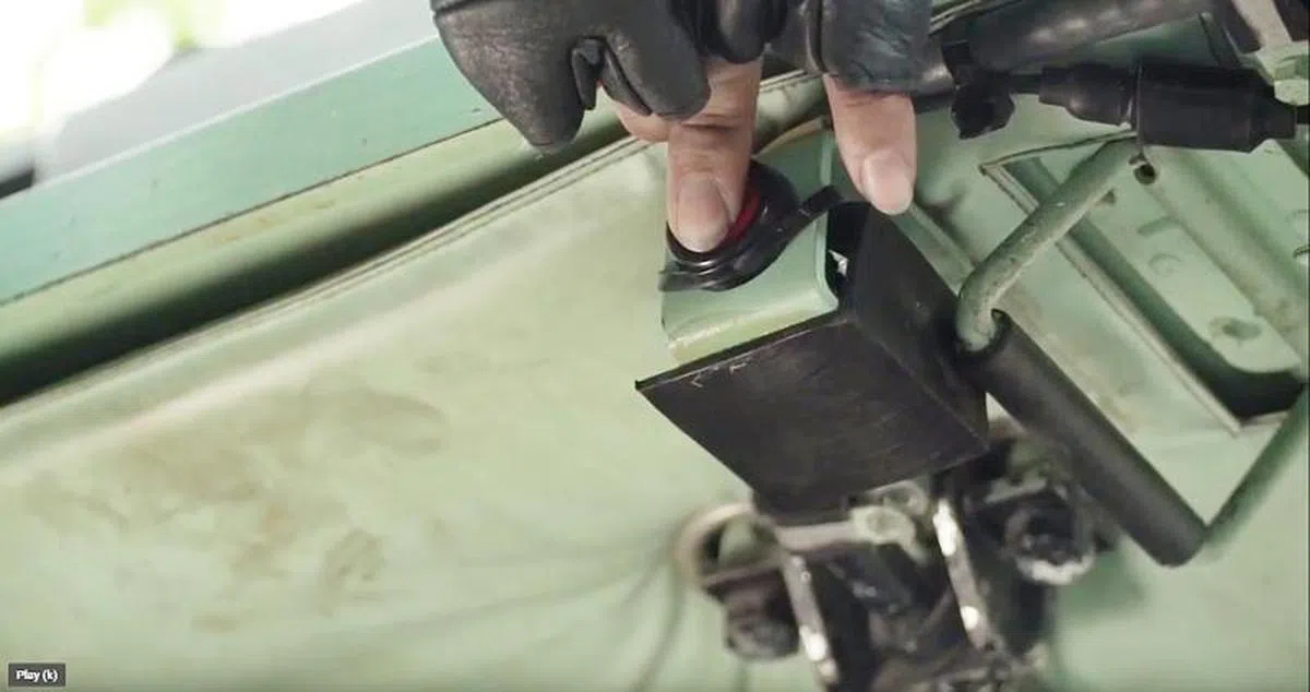  战车内的紧急喇叭按钮。（国防部提供） 