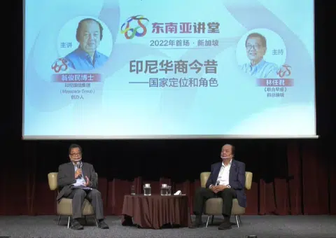 印尼国信集团创办人翁俊民（右）在“东南亚讲堂”上，在有关印尼华人对国家的义务和贡献的课题上有话直说，引起了马国网民的一些情绪性反应。（联合早报直播视频截图）