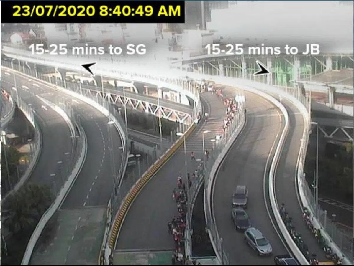  实时路况显示入境人龙还不到早上9点就已排到桥上。（Malaysia-Singapore Border Crossings） 