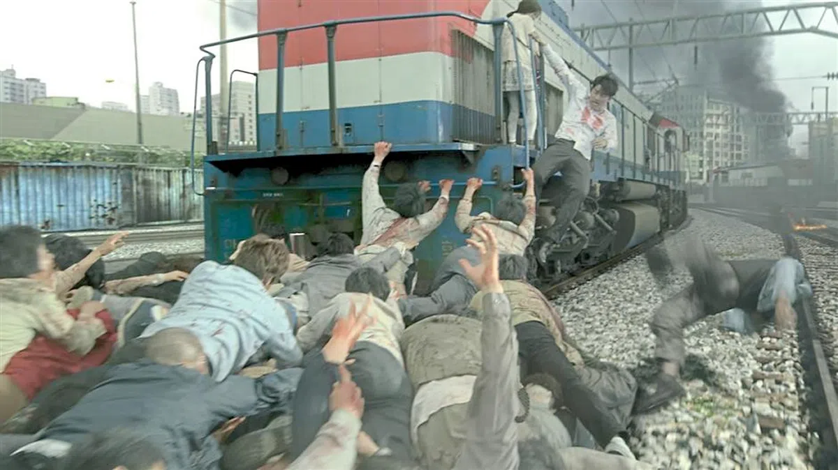  （听这些描述有点想起韩国电影“釜山行”乘客尝试逃离丧尸的画面......） 