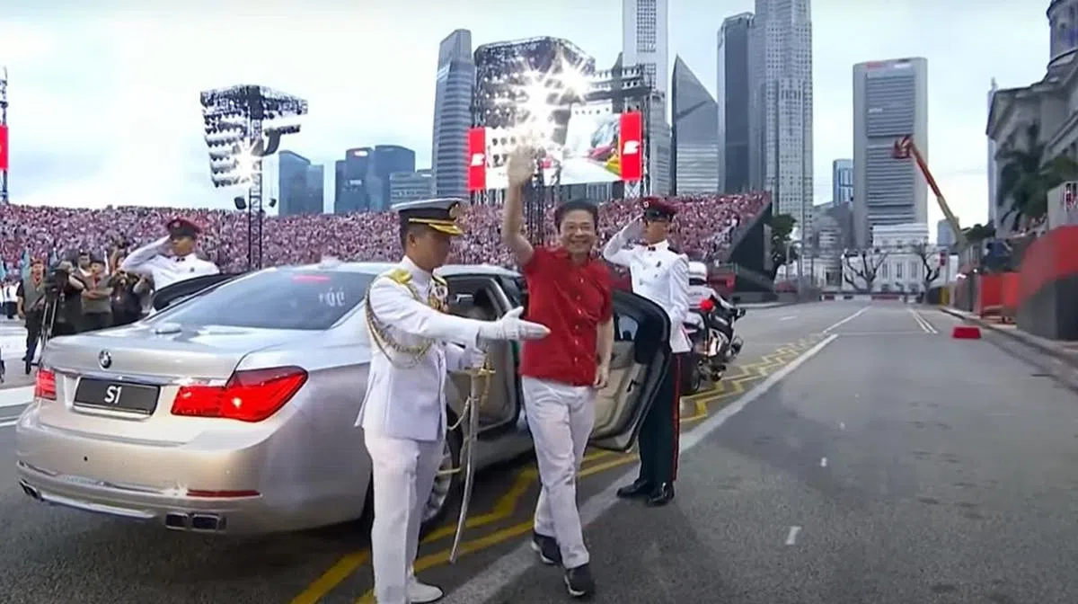 2024年国庆庆典，黄循财总理乘坐车牌S1的轿车抵达庆典现场，由武装部队总长孟耀诚海军中将迎接。（视频截图）