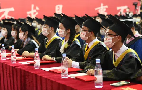 中国今年夏天将迎来创纪录的大学毕业生。（路透社）