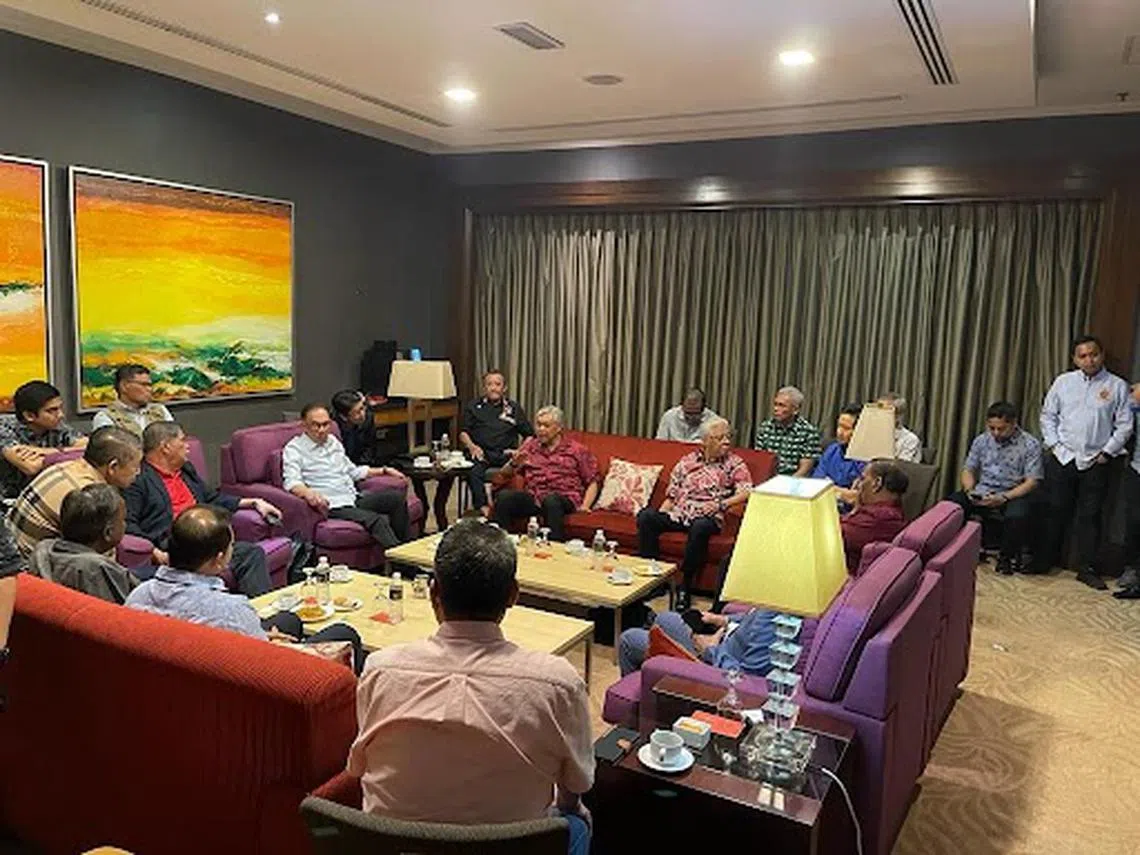 过去水火不容的希盟与国阵领导就筹组联合政府展开历史性会谈。（取自社交媒体）