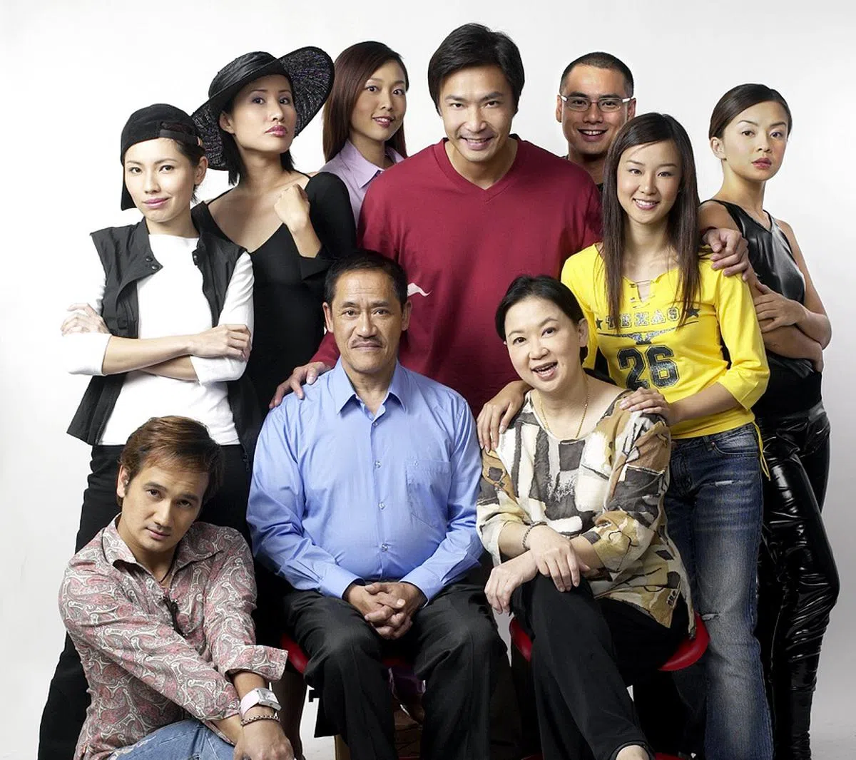 吴耀汉（前排左二）曾出演2008年播出的新传媒第5 波道剧集《四兄弟》（Brothers 4 ），参与演出的艺人包括葛米星（Gurmit Singh，前排左一）、朱咪咪（前排左三）、欧菁仙（后排左一）和郑斌辉（后排左四）等。（新传媒）