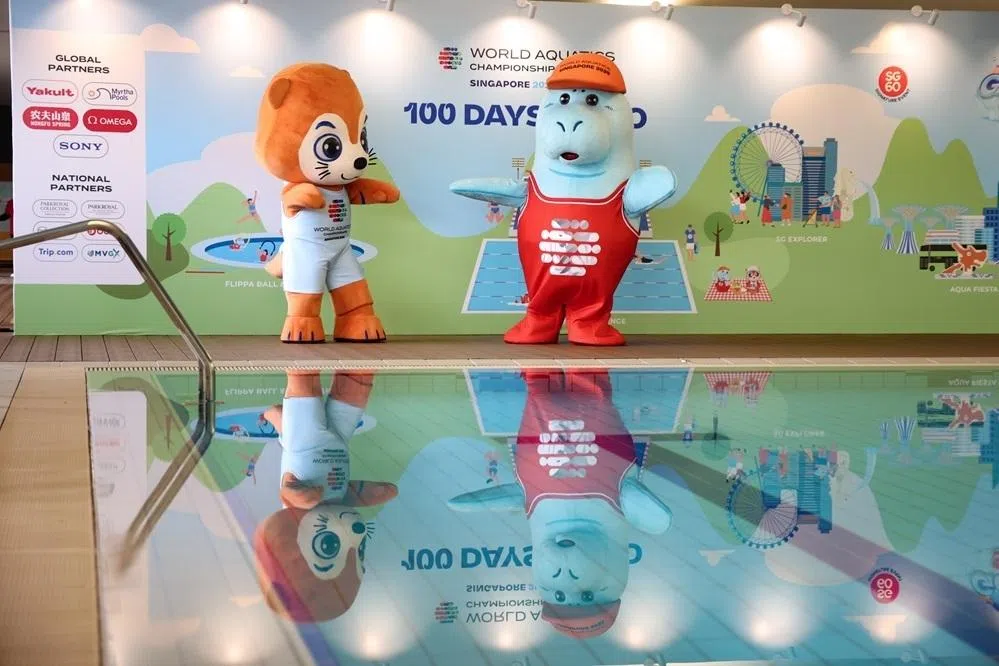 水獭 Ollie（左） 是 2025年新加坡世界游泳锦标赛的吉祥物。