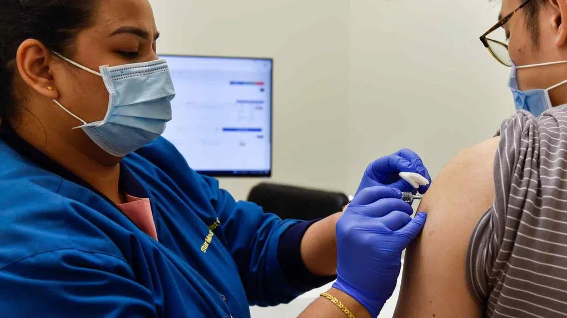 根据劳资政三方的最新指导原则，未接种疫苗的员工有可能面临被开除的风险。（路透社）