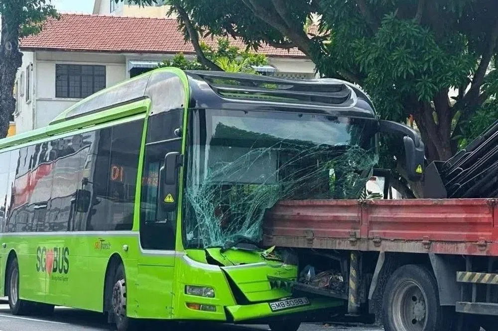 一辆新捷运巴士在东海岸一带追尾一辆罗厘，车祸导致巴士的挡风玻璃和车头严重损毁。