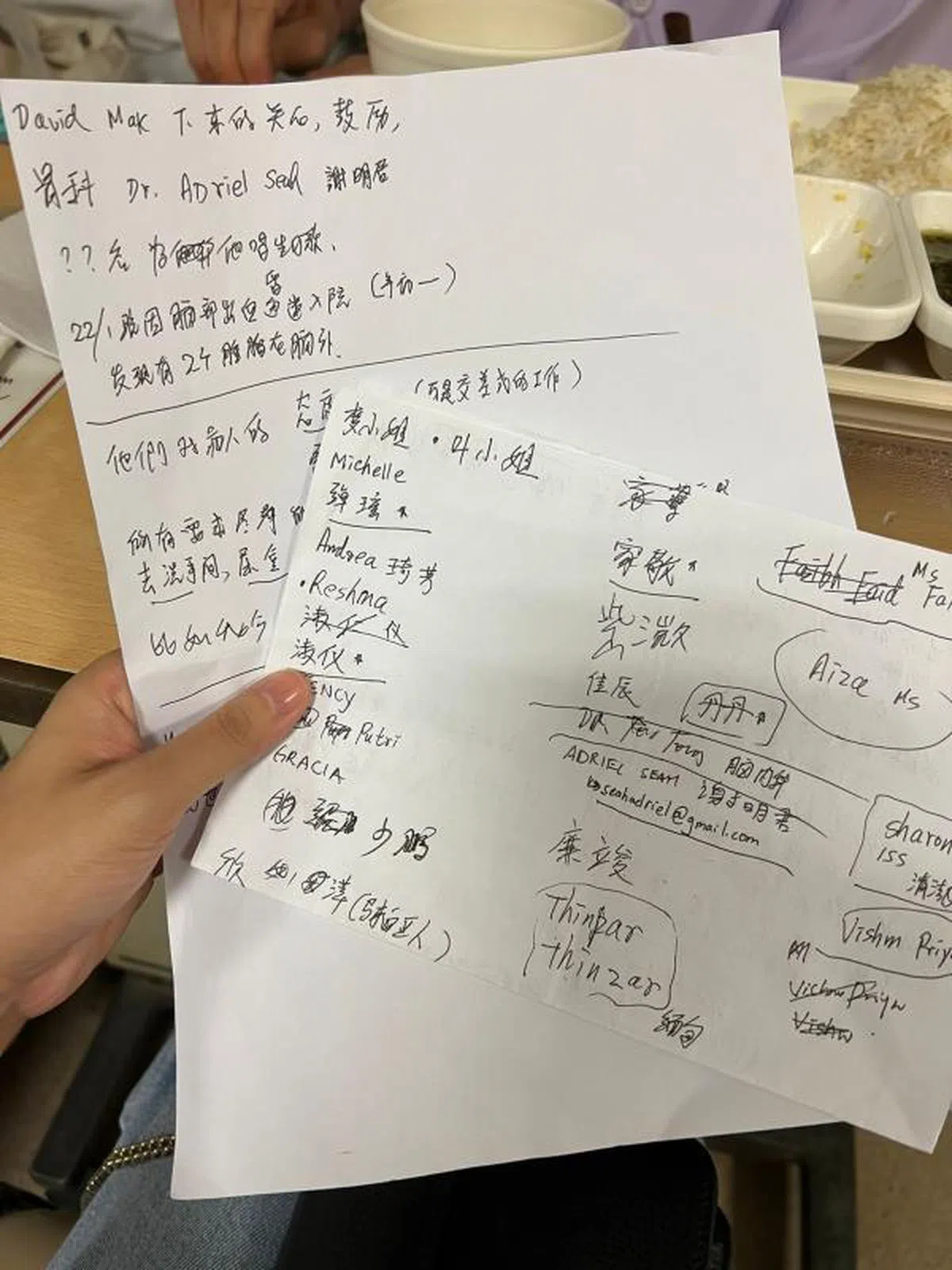 当过德士司机，也从事餐饮业，周浩鹏深知服务行业的员工需要被肯定和被记得。将心比心，他从住院的第一天就开始用笔记下照顾过他的护士和医生的名字。起初只是为了方便称呼他们，后来就开始记下他们所做的窝心事件，记下的名字也越来越多，于是产生了想要表扬他们的想法。（侯佩瑜拍摄）