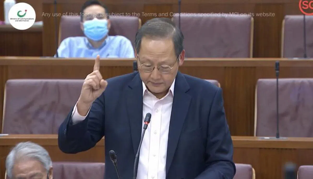 陈诗龙：如果多聘请一名外国人意味着国人会失去一个职缺，为何目前还有那么多本地PMET空缺？（国会视频截图）