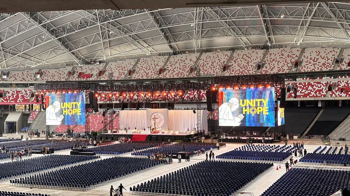 国家体育场内的弥撒现场进入最后的筹备阶段。（常婉宁摄）